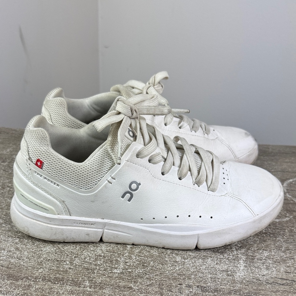 Oncloud women’s size 8.5 white casual low top speedboard walking